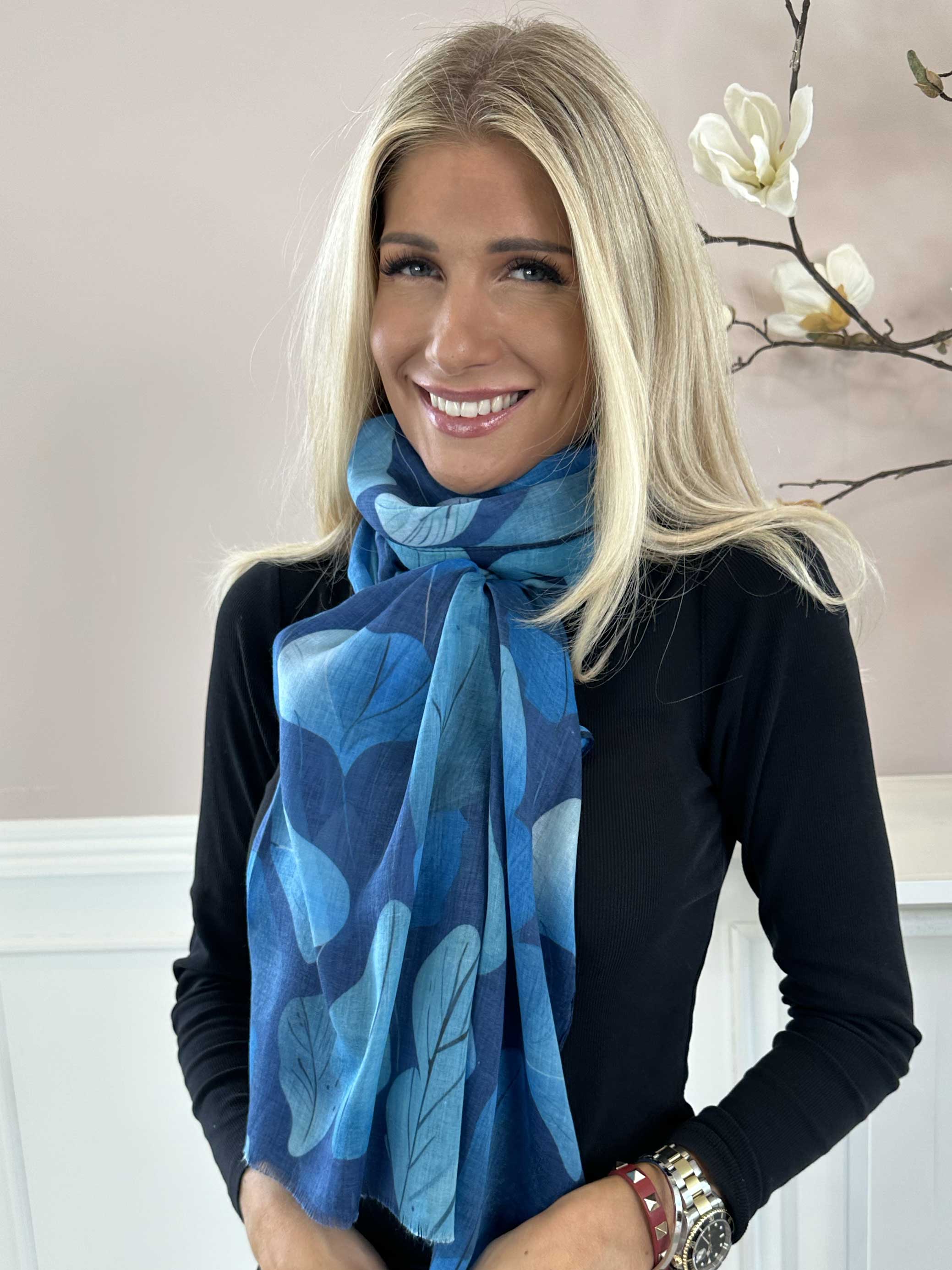 Jana Leaf - Tørklæde i viskose med bladmotiver